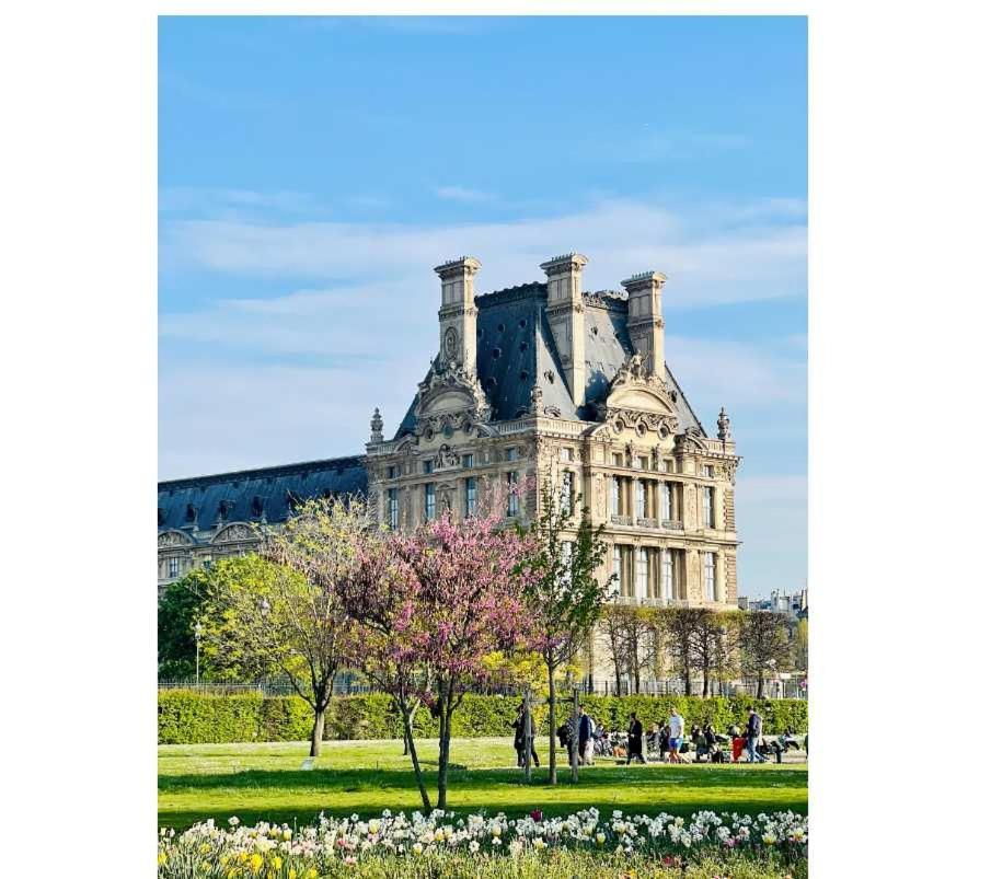 Tranquility Near The Seine And Louvre Museum Parijs